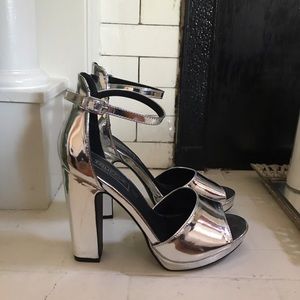 Metallic disco vibes heels 🕺🏼✨ SIZE 8